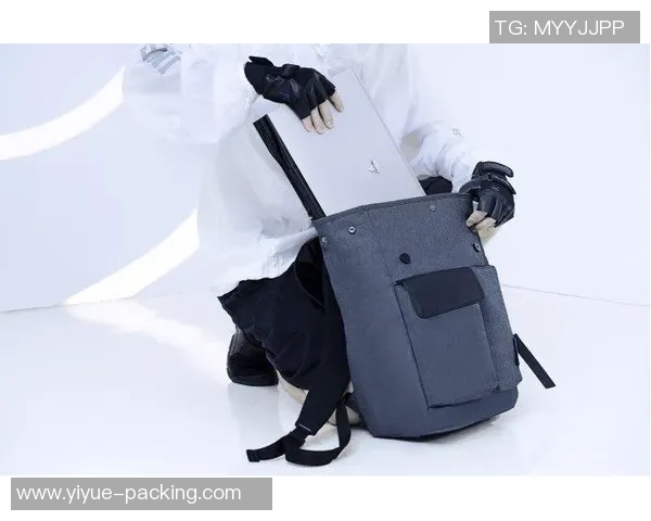 时尚运动风潮足球男生背包助你轻松出行与训练